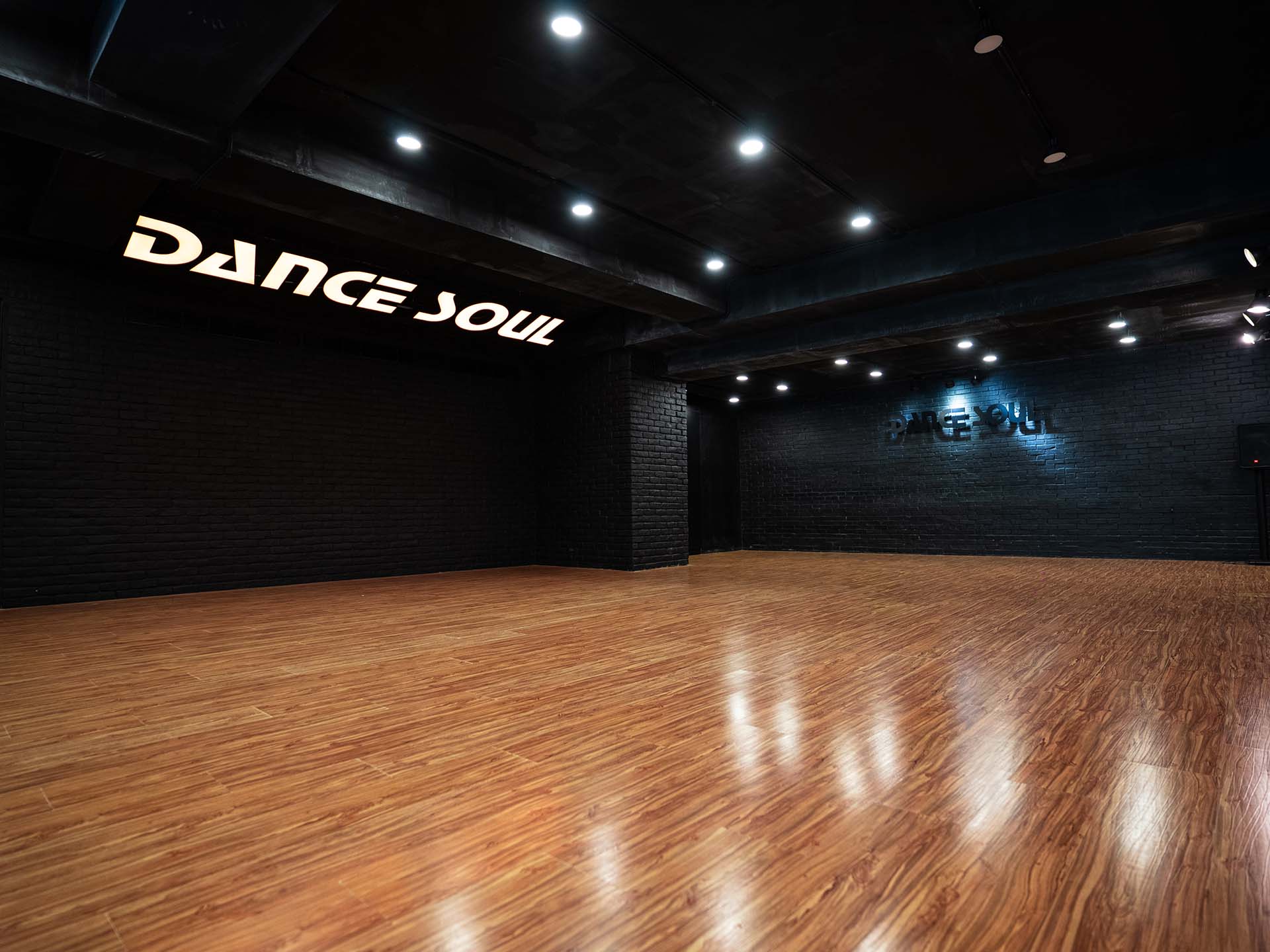 DANCE SOUL 教室內部環境，鏡面與舞蹈練習空間